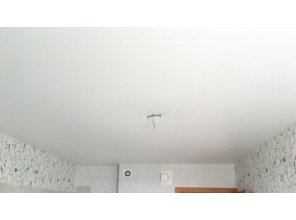 Монтаж потолка на кухне 12 м2 с использованием пленки VIPCEILING серии MONLANGE M9001 (3.25)