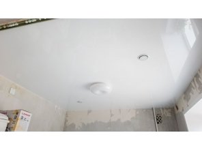 Монтаж потолка на кухне 7 м2 с использованием пленки VIPCEILING серии MONLANGE L9001 (3.50)