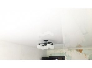 Монтаж потолка в спальне 13 м2 с использованием пленки VIPCEILING серии MONLANGE L9001 (3.25)