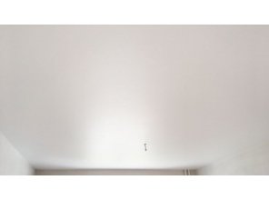 Монтаж потолка в спальне 13 м2 с использованием пленки VIPCEILING серии MONLANGE M9001 (3.25)