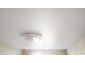 Монтаж потолка в спальне 11 м2 с использованием пленки VIPCEILING серии MONLANGE M9001 (3.25)