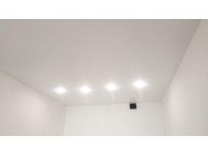 Монтаж потолка в квартире 26 м2 с использованием пленки VIPCEILING серии MONLANGE S9020 (3.50)