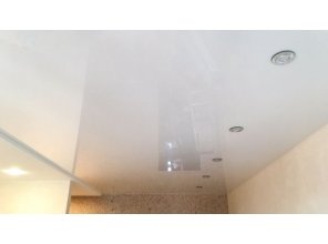 Монтаж потолка в гостиной 13 м2 с использованием пленки VIPCEILING серии MONLANGE L9001 (3.50)