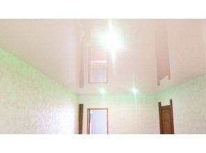 Монтаж потолка в деревянном доме 32 м2 с использованием пленки VIPCEILING серии MONLANGE L9001 (5.40)