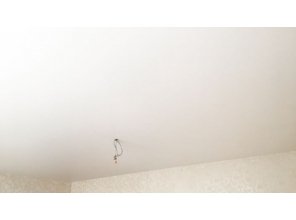 Монтаж потолка в гостиной 20 м2 с использованием пленки VIPCEILING серии MONLANGE M9001 (4.35)