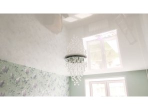 Монтаж потолка в гостиной 21 м2 с использованием пленки VIPCEILING серии MONLANGE L9001 (3.50)