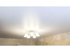 Монтаж потолка в гостиной 18 м2 с использованием пленки VIPCEILING серии MONLANGE S9020 (3.50)