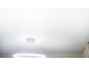 Монтаж потолка в гостиной 16 м2 с использованием пленки VIPCEILING серии MONLANGE M9001 (3.50)