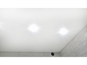 Монтаж потолка в ванной 4 м2 с использованием пленки VIPCEILING серии MONLANGE M9001 (3.50)