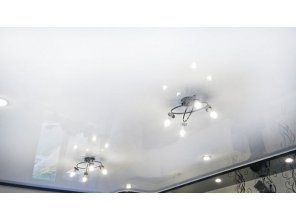 Монтаж потолка на кухне 33 м2 с использованием пленки VIPCEILING серии MONLANGE L9001 (5.40)