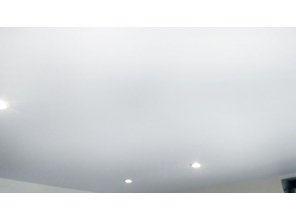 Монтаж потолка на кухне 9 м2 с использованием пленки VIPCEILING серии MONLANGE M9001 (3.50)