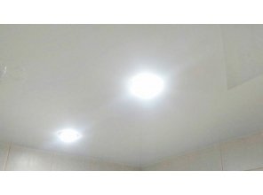Монтаж потолка в ванной 4 м2 с использованием пленки VIPCEILING серии MONLANGE L9001 (2.18)
