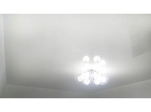 Монтаж потолка в гостиной 17 м2 с использованием пленки VIPCEILING серии MONLANGE L9001 (3.50)