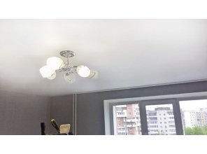 Монтаж потолка в гостиной 17 м2 с использованием пленки VIPCEILING серии MONLANGE M9001 (5.40)