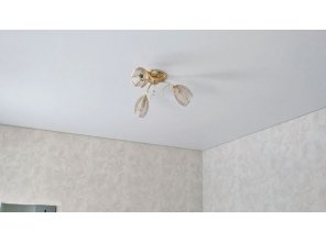 Монтаж потолка в спальне 13 м2 с использованием пленки VIPCEILING серии MONLANGE M9001 (3.50)