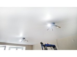 Монтаж потолка в гостиной 20 м2 с использованием пленки VIPCEILING серии MONLANGE M9001 (3.50)