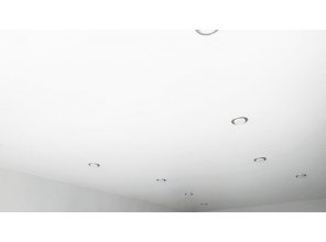 Монтаж потолка в гостиной 19 м2 с использованием пленки VIPCEILING серии MONLANGE S9020 (3.25)