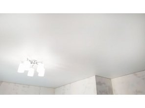 Монтаж потолка в спальне 14 м2 с использованием пленки VIPCEILING серии MONLANGE M9001 (3.50)