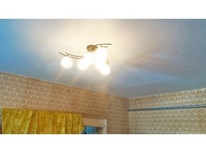 Монтаж потолка в деревянном доме 28 м2 с использованием пленки VIPCEILING серии MONLANGE M9001 (3.50)