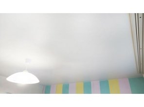 Монтаж потолка в гостиной 8 м2 с использованием пленки VIPCEILING серии MONLANGE M9001 (3.50)