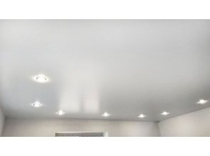 Монтаж потолка на кухне 31 м2 с использованием пленки VIPCEILING серии MONLANGE S9020 (5.40)