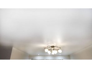 Монтаж потолка в квартире 27 м2 с использованием пленки VIPCEILING серии MONLANGE M9001 (5.40)