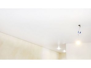 Монтаж потолка в гостиной 26 м2 с использованием пленки VIPCEILING серии MONLANGE M9001 (5.40)