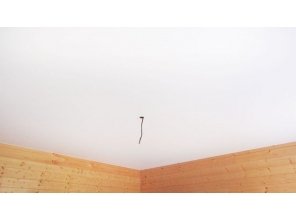 Монтаж потолка в деревянном доме 22 м2 с использованием пленки VIPCEILING серии MONLANGE M9001 (2.18)