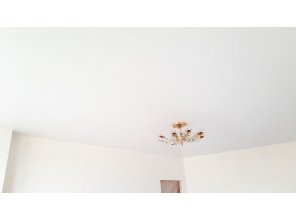 Монтаж потолка в гостиной 15 м2 с использованием пленки VIPCEILING серии MONLANGE M9001 (3.25)