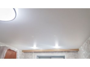 Монтаж потолка в спальне 14 м2 с использованием пленки VIPCEILING серии MONLANGE M9001 (2.60)