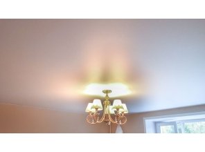 Монтаж потолка в гостиной 17 м2 с использованием пленки VIPCEILING серии MONLANGE M9001 (4.35)