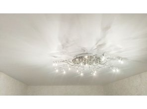 Монтаж потолка в гостиной 18 м2 с использованием пленки VIPCEILING серии MONLANGE M9001 (3.25)