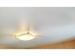 Монтаж потолка в гостиной 16 м2 с использованием пленки VIPCEILING серии MONLANGE M9001 (3.50)