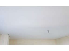 Монтаж потолка в гостиной 18 м2 с использованием пленки VIPCEILING серии MONLANGE M9001 (3.80)