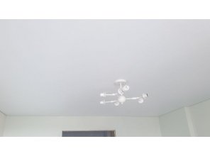 Монтаж потолка в спальне 11 м2 с использованием пленки VIPCEILING серии MONLANGE M9001 (3.25)