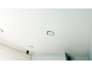 Монтаж потолка на кухне 7 м2 с использованием пленки VIPCEILING серии MONLANGE M9001 (2.60)