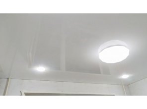 Монтаж потолка на кухне 9 м2 с использованием пленки VIPCEILING серии MONLANGE L9001 (3.25)