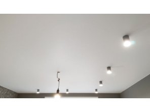 Монтаж потолка в спальне 12 м2 с использованием пленки VIPCEILING серии MONLANGE M9001 (3.25)