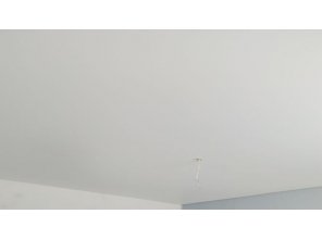 Монтаж потолка в спальне 14 м2 с использованием пленки VIPCEILING серии MONLANGE M9001 (3.50)