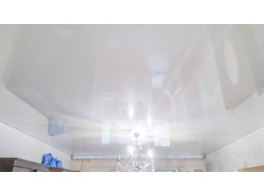 Монтаж потолка в спальне 17 м2 с использованием пленки VIPCEILING серии MONLANGE L9001 (3.25)