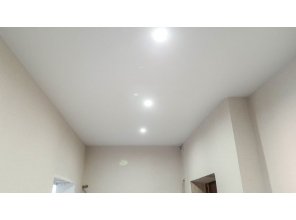 Монтаж потолка в коридоре 9 м2 с использованием пленки VIPCEILING серии MONLANGE M9001 (2.15)