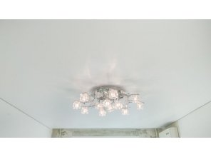 Монтаж потолка в гостиной 17 м2 с использованием пленки VIPCEILING серии MONLANGE S9020 (3.25)