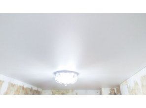 Монтаж потолка в спальне 17 м2 с использованием пленки VIPCEILING серии MONLANGE M9001 (3.25)