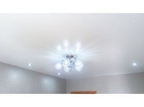 Монтаж потолка в гостиной 13 м2 с использованием пленки VIPCEILING серии MONLANGE L9001 (3.25)