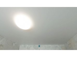 Монтаж потолка в спальне 10 м2 с использованием пленки VIPCEILING серии MONLANGE M9001 (3.25)