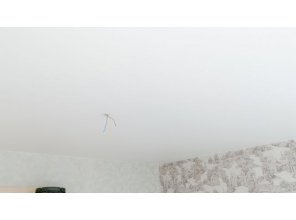 Монтаж потолка в спальне 11 м2 с использованием пленки VIPCEILING серии MONLANGE M9001 (3.25)