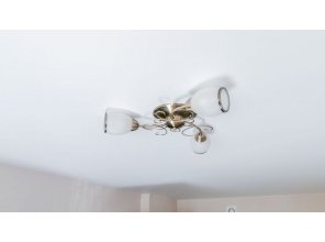 Монтаж потолка в гостиной 16 м2 с использованием пленки VIPCEILING серии MONLANGE M9001 (3.25)