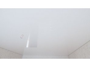 Монтаж потолка в спальне 17 м2 с использованием пленки VIPCEILING серии MONLANGE L9001 (3.25)