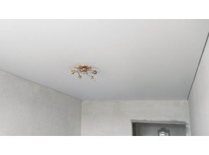 Монтаж потолка в гостиной 17 м2 с использованием пленки VIPCEILING серии MONLANGE M9001 (3.25)