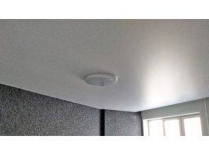 Монтаж потолка в гостиной 17 м2 с использованием пленки VIPCEILING серии MONLANGE M9001 (3.25)